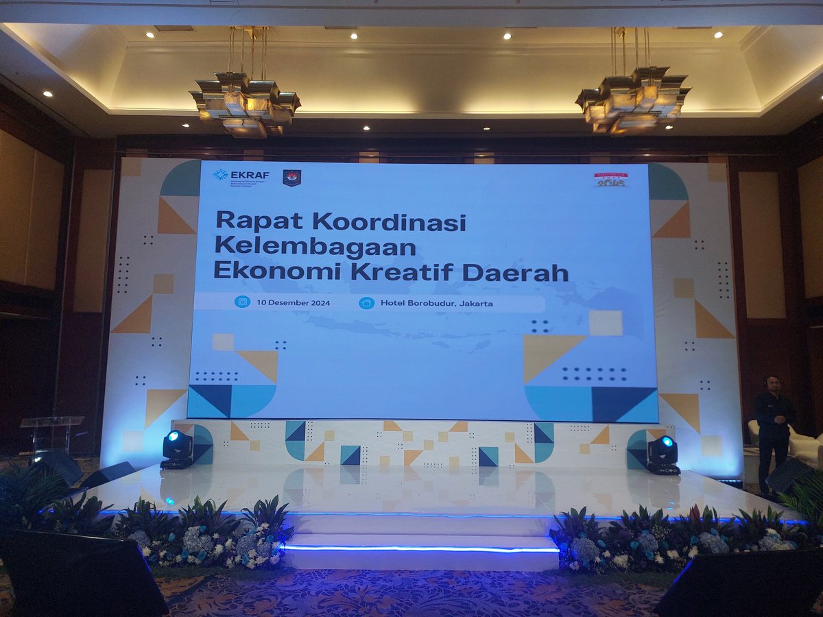 Hasbil_Lbs's tweet photo. ((SURAT KEPUTUSAN BERSAMA DUA MENTERI))

RAPAT KOORDINASI KELEMBAGAAN EKONOMI KREATIF DAERAH.

10 Poin penting yang disampaikan Menteri Ekonomi Kreatif, Teuku Riefky Harsya, dalam rapat koordinasi pagi ini.

1. Visi Pemerintahan @prabowo & @gibran_tweet adalah “Bersama Indonesia Maju Menuju Indonesia Emas 2045”. Visi ini akan diwujudkan dengan 8 misi yang disebut Asta Cita, di mana Bapak Presiden menaruh perhatian besar pada pengembangan Ekonomi Kreatif (Ekraf). Hal ini dapat dilihat pada misi kedua dan ketiga dalam Asta Cita Presiden dan Wakil Presiden Tahun 2024-2029, Ekraf menjadi salah satu ujung tombak untuk mendorong kemandirian bangsa dan meningkatkan lapangan kerja berkualitas. Peningkatan Ekraf pun menjadi bagian dari Program Prioritas dalam Asta Cita.
 
2. Presiden Prabowo telah mengeluarkan/menandatangani Perpres No. 199 Tahun 2024 tentang Kementerian Ekonomi Kreatif dan Perpres No. 200 Tahun 2024 tentang Badan dan Ekonomi Kreatif. Pembentukan Kementerian Ekonomi Kreatif/Badan Ekonomi Kreatif menunjukkan keseriusan pemerintah untuk menjadikan ekonomi kreatif sebagai “The New Engine of Growth” atau Mesin Baru Pertumbuhan Ekonomi Nasional guna mencapai target pertumbuhan ekonomi 8%.

3. Berdasarkan data Badan Pusat Statistik; Tenaga Kerja, Nilai Tambah terhadap PDB dan nilai Ekspor Ekraf terus mengalami tren positif dari tahun ke tahun. Pada tahun 2023, tercatat 24,92 juta orang bekerja pada sektor ini. Pada tahun yang sama, Ekraf berhasil menciptakan nilai tambah di kisaran 1.414,7 triliun rupiah dan menghasilkan nilai ekspor sebesar 23,96 miliar dolar.  
 
4. Merujuk Undang-Undang Nomor 24 Tahun 2019 tentang Ekonomi Kreatif, ekosistem Ekraf terdiri dari Pengembangan Riset, Pengembangan Pendidikan, Fasilitasi Pendanaan dan Pembiayaan, Penyediaan Infrastruktur, Pengembangan Sistem Pemasaran, Pemberian Insentif, Fasilitasi Kekayaan Intelektual, dan Pelindungan Hasil Kreativitas. 
 
5. Pengembangan ekosistem Ekraf menghadapi beberapa isu strategis seperti ekosistem Kekayaan Intelektual, Ketersediaan Data, Daya Saing SDM, Rantai Pasok dan Kelembagaan. Kegiatan kita pada hari ini merupakan langkah awal dalam mengatasi tantangan kelembagaan Ekraf terutama di daerah. 
 
6. Sebagaimana diamanatkan dalam Pasal 9 UU Ekraf, pemerintah dan/atau pemerintah daerah bertanggung jawab dalam mengembangkan ekosistem Ekraf. Namun demikian teridentifikasi bahwa hanya ada 8 dari 38 provinsi yang telah memiliki fungsi Ekraf pada nomenklatur dinas yang menangani urusan pariwisata. Inilah salah satu isu kelembagaan yang menjadi perhatian kami.
 
7. Berdasarkan Rancangan Rencana Pembangunan Jangka Menengah Tahun 2025-2029, terdapat 7 poin yang menjadi titik berat pengembangan Ekraf, termasuk penguatan kelembagaan Ekraf di tingkat provinsi serta kelembagaan dalam pengembangan dan pengelolaan kekayaan intelektual. 
 
8. Beberapa program yang telah dilaksanakan oleh Pemerintah Pusat seperti Pendampingan, Inkubasi dan Pelatihan di berbagai subsektor Ekraf difokuskan pada 5 (lima) tujuan yaitu ekraf berkelanjutan, peningkatan daya saing, penciptaan nilai tambah, transformasi digital serta peningkatan produktivitas.
 
9. Kolaborasi menjadi kunci pengembangan ekosistem Ekraf, termasuk dalam hal kelembagaan. Dengan bangga dan bahagia, pada hari ini kita akan melaksanakan penandatanganan Surat Keputusan Bersama (SKB) antara Kemenekraf dengan Kemendagri tentang Pedoman dan Pembentukan Nomenklatur Dinas Ekonomi Kreatif Daerah Provinsi dan Daerah Kabupaten/Kota, guna Penyelenggaraan Sub Urusan Pemerintahan Daerah di Bidang Ekonomi Kreatif dan pelaksanaan Deklarasi Komitmen Penguatan Ekosistem Ekraf oleh perwakilan pemerintah daerah provinsi. 
 
10. Besar harapan kami bahwa ini menjadi titik tumpu penguatan perhatian pada Ekraf oleh Pemerintah Daerah, sehingga sektor Ekonomi Kreatif benar-benar dapat menjadi Mesin Pertumbuhan Ekonomi di daerah masing-masing. 
 
#EkonomiKreatifBangkit