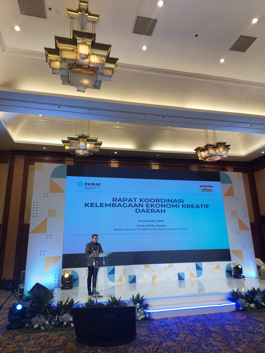 Hasbil_Lbs's tweet photo. ((SURAT KEPUTUSAN BERSAMA DUA MENTERI))

RAPAT KOORDINASI KELEMBAGAAN EKONOMI KREATIF DAERAH.

10 Poin penting yang disampaikan Menteri Ekonomi Kreatif, Teuku Riefky Harsya, dalam rapat koordinasi pagi ini.

1. Visi Pemerintahan @prabowo & @gibran_tweet adalah “Bersama Indonesia Maju Menuju Indonesia Emas 2045”. Visi ini akan diwujudkan dengan 8 misi yang disebut Asta Cita, di mana Bapak Presiden menaruh perhatian besar pada pengembangan Ekonomi Kreatif (Ekraf). Hal ini dapat dilihat pada misi kedua dan ketiga dalam Asta Cita Presiden dan Wakil Presiden Tahun 2024-2029, Ekraf menjadi salah satu ujung tombak untuk mendorong kemandirian bangsa dan meningkatkan lapangan kerja berkualitas. Peningkatan Ekraf pun menjadi bagian dari Program Prioritas dalam Asta Cita.
 
2. Presiden Prabowo telah mengeluarkan/menandatangani Perpres No. 199 Tahun 2024 tentang Kementerian Ekonomi Kreatif dan Perpres No. 200 Tahun 2024 tentang Badan dan Ekonomi Kreatif. Pembentukan Kementerian Ekonomi Kreatif/Badan Ekonomi Kreatif menunjukkan keseriusan pemerintah untuk menjadikan ekonomi kreatif sebagai “The New Engine of Growth” atau Mesin Baru Pertumbuhan Ekonomi Nasional guna mencapai target pertumbuhan ekonomi 8%.

3. Berdasarkan data Badan Pusat Statistik; Tenaga Kerja, Nilai Tambah terhadap PDB dan nilai Ekspor Ekraf terus mengalami tren positif dari tahun ke tahun. Pada tahun 2023, tercatat 24,92 juta orang bekerja pada sektor ini. Pada tahun yang sama, Ekraf berhasil menciptakan nilai tambah di kisaran 1.414,7 triliun rupiah dan menghasilkan nilai ekspor sebesar 23,96 miliar dolar.  
 
4. Merujuk Undang-Undang Nomor 24 Tahun 2019 tentang Ekonomi Kreatif, ekosistem Ekraf terdiri dari Pengembangan Riset, Pengembangan Pendidikan, Fasilitasi Pendanaan dan Pembiayaan, Penyediaan Infrastruktur, Pengembangan Sistem Pemasaran, Pemberian Insentif, Fasilitasi Kekayaan Intelektual, dan Pelindungan Hasil Kreativitas. 
 
5. Pengembangan ekosistem Ekraf menghadapi beberapa isu strategis seperti ekosistem Kekayaan Intelektual, Ketersediaan Data, Daya Saing SDM, Rantai Pasok dan Kelembagaan. Kegiatan kita pada hari ini merupakan langkah awal dalam mengatasi tantangan kelembagaan Ekraf terutama di daerah. 
 
6. Sebagaimana diamanatkan dalam Pasal 9 UU Ekraf, pemerintah dan/atau pemerintah daerah bertanggung jawab dalam mengembangkan ekosistem Ekraf. Namun demikian teridentifikasi bahwa hanya ada 8 dari 38 provinsi yang telah memiliki fungsi Ekraf pada nomenklatur dinas yang menangani urusan pariwisata. Inilah salah satu isu kelembagaan yang menjadi perhatian kami.
 
7. Berdasarkan Rancangan Rencana Pembangunan Jangka Menengah Tahun 2025-2029, terdapat 7 poin yang menjadi titik berat pengembangan Ekraf, termasuk penguatan kelembagaan Ekraf di tingkat provinsi serta kelembagaan dalam pengembangan dan pengelolaan kekayaan intelektual. 
 
8. Beberapa program yang telah dilaksanakan oleh Pemerintah Pusat seperti Pendampingan, Inkubasi dan Pelatihan di berbagai subsektor Ekraf difokuskan pada 5 (lima) tujuan yaitu ekraf berkelanjutan, peningkatan daya saing, penciptaan nilai tambah, transformasi digital serta peningkatan produktivitas.
 
9. Kolaborasi menjadi kunci pengembangan ekosistem Ekraf, termasuk dalam hal kelembagaan. Dengan bangga dan bahagia, pada hari ini kita akan melaksanakan penandatanganan Surat Keputusan Bersama (SKB) antara Kemenekraf dengan Kemendagri tentang Pedoman dan Pembentukan Nomenklatur Dinas Ekonomi Kreatif Daerah Provinsi dan Daerah Kabupaten/Kota, guna Penyelenggaraan Sub Urusan Pemerintahan Daerah di Bidang Ekonomi Kreatif dan pelaksanaan Deklarasi Komitmen Penguatan Ekosistem Ekraf oleh perwakilan pemerintah daerah provinsi. 
 
10. Besar harapan kami bahwa ini menjadi titik tumpu penguatan perhatian pada Ekraf oleh Pemerintah Daerah, sehingga sektor Ekonomi Kreatif benar-benar dapat menjadi Mesin Pertumbuhan Ekonomi di daerah masing-masing. 
 
#EkonomiKreatifBangkit