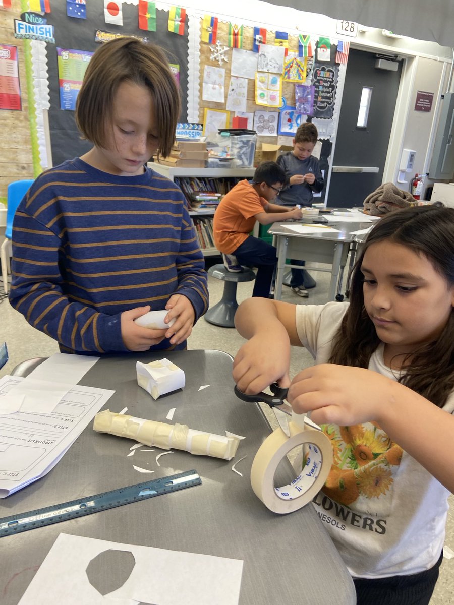 HolbrookMDUSD's tweet photo. Engineering Challenge in 4th grade! Our Jets used the engineering process to build a snowman. They made a hypothesis, estimation, tried their hypothesis and tested it! #WeAreHolbrook #STEMrocks https://t.co/OACdNInu8B