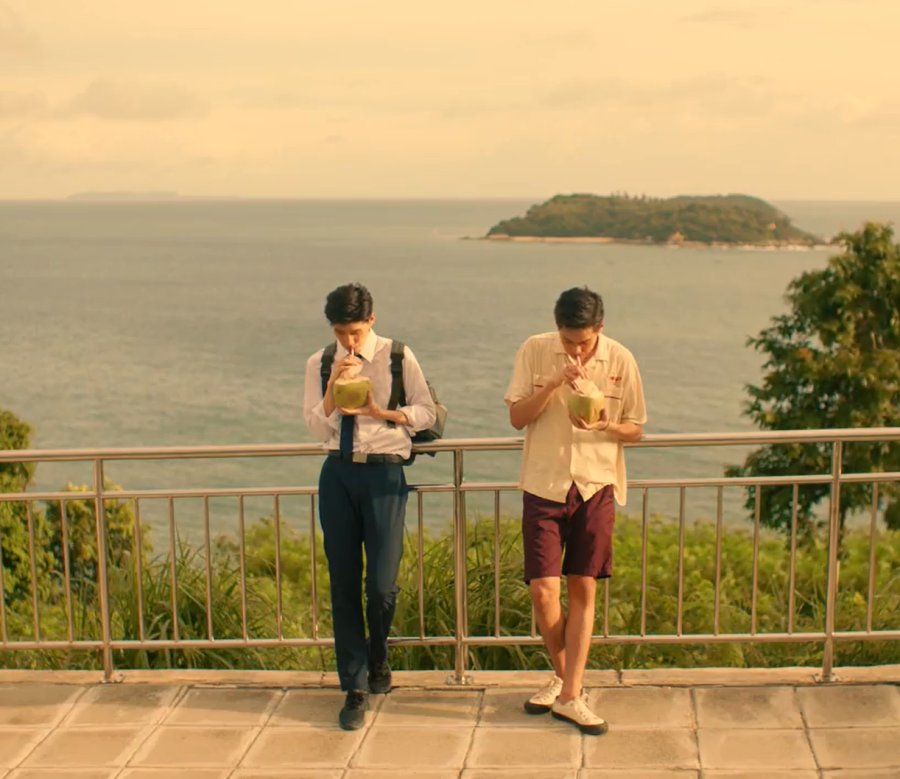 HabisNontonFilm's tweet photo. Kalo Dhea, Tara &amp; Kinan di CTSDK bukan fans Gong Yoo tapi fans Billkin, pasti jalan-jalannya ke Phuket. Napak tilas semua lokasi syuting I TOLD SUNSET ABOUT YOU sambil minum es kelapa, ngebahas momen Teh &amp; Oh-aew bareng.

Fangirling yang believable. https://t.co/2pvfJ1YRUM