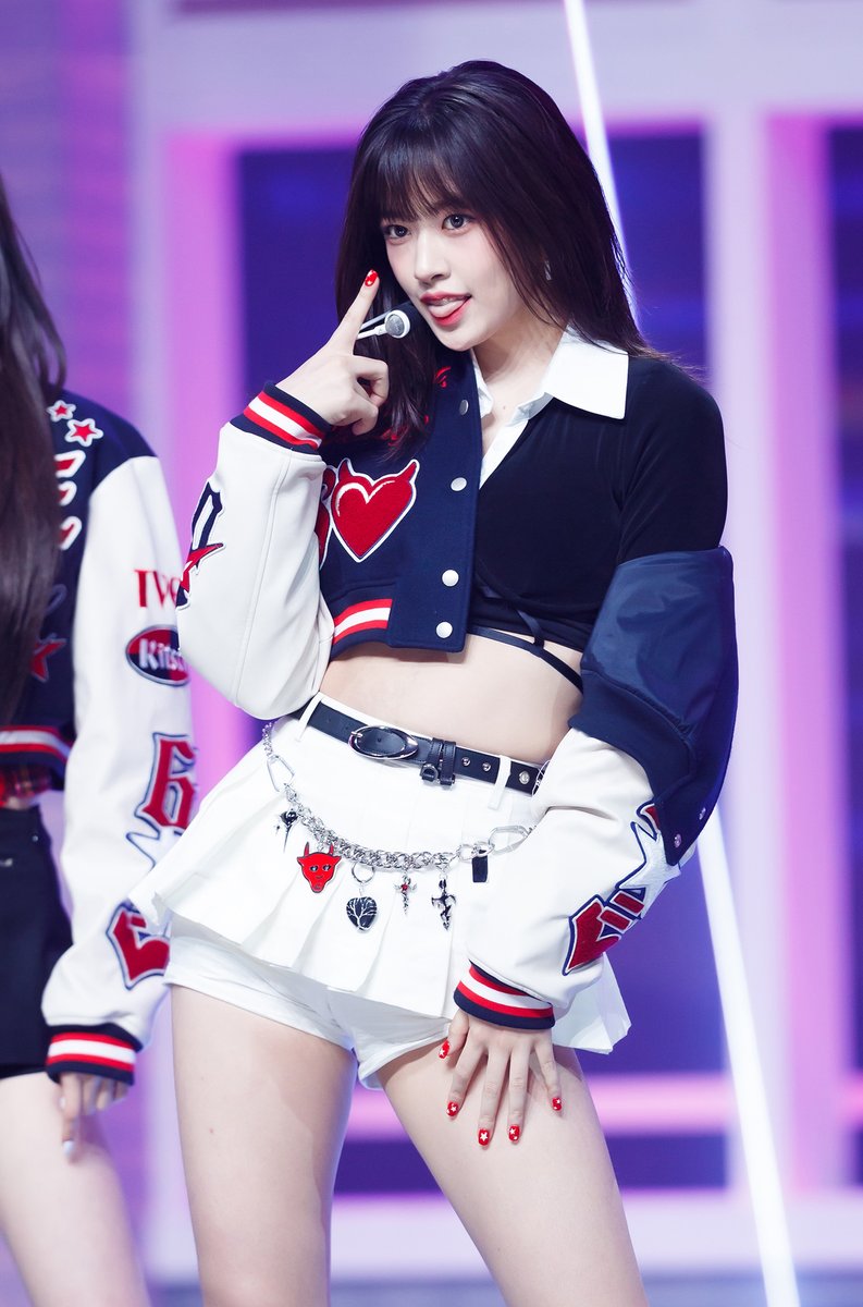 midriffmuseum's tweet photo. YUJIN [IVE] https://t.co/RRb8qgCvAV