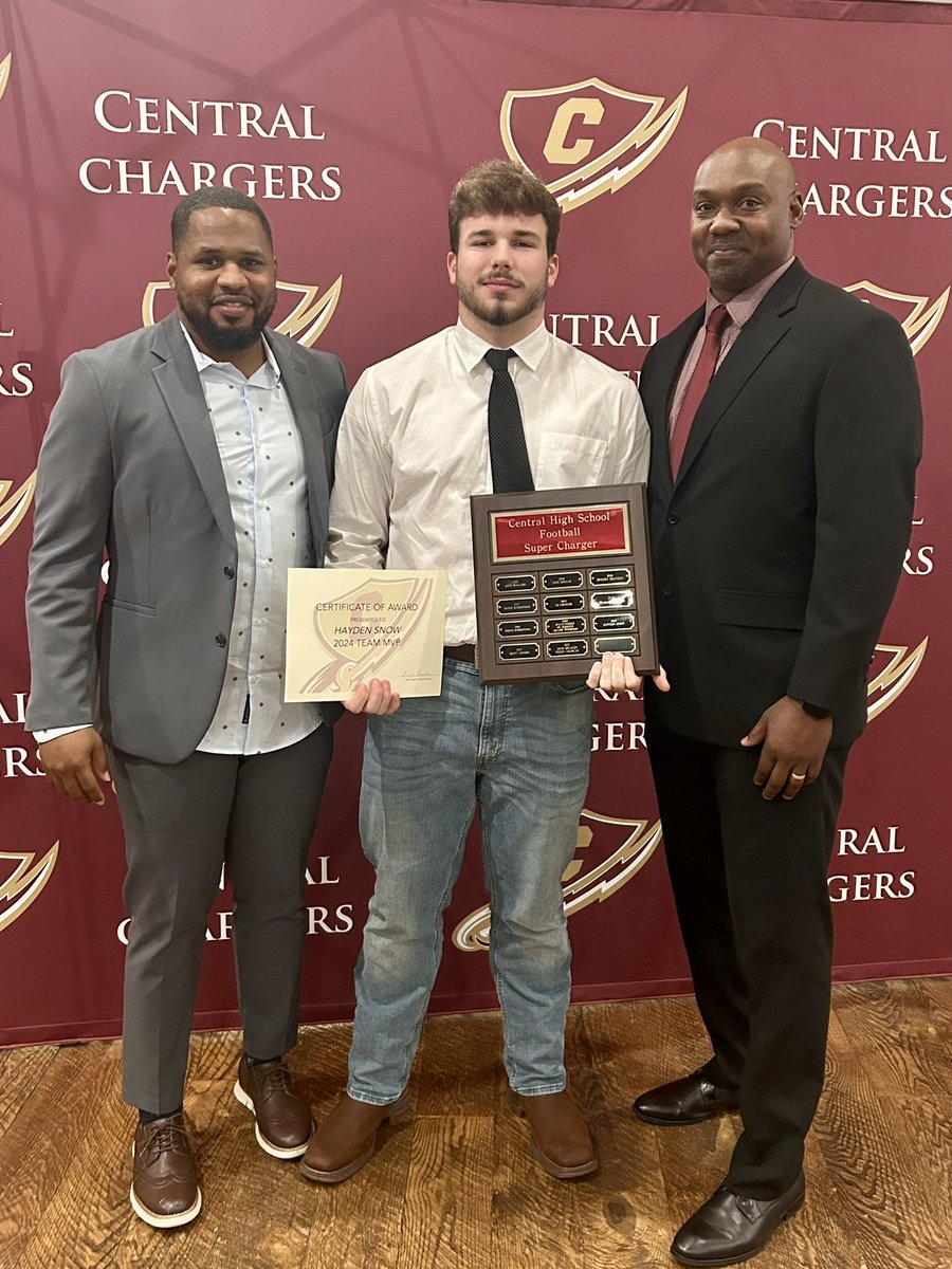 Snow48Hayden's tweet photo. Honored to receive the Super Charger Team MVP award tonight at our football banquet! 

Thankful for the support of my family, coaches, and teammates! 🙏

Proud to be a Charger!! ⚡️

@CHSChargerFB 
@EVance813 
@RonaldBarrett37 https://t.co/G2uBhovElp