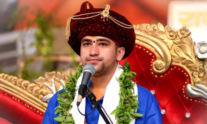 JaikyYadav16's tweet photo. बागेश्वर धाम वाले धीरेंद्र शास्त्री जी कहते हैं कि 

"हम सब हिन्दू भाई भाई" मगर अफ़सोस धीरेंद्र शास्त्री के सगे भाई ने ही उनसे राहें जुदा कर लीं,

धीरेन्द्र कृष्ण शास्त्री के छोटे भाई शालिग्राम गर्ग ने अपने बड़े भाई बागेश्वर बाबा से अपना रिश्ता तोड़ दिया है।

बड़े ही आश्चर्य की बात है कि हिन्दुओं को जोड़ने वाले धीरेंद्र शास्त्री अपना ही घर नहीं जोड़ पाए।