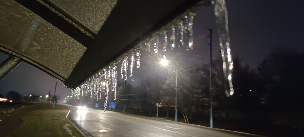 derryck's tweet photo. Night time street in rural Ontario 🥶🥶😶‍🌫️#winter #yuletide #Christmas2024 https://t.co/VL41gUSMxG