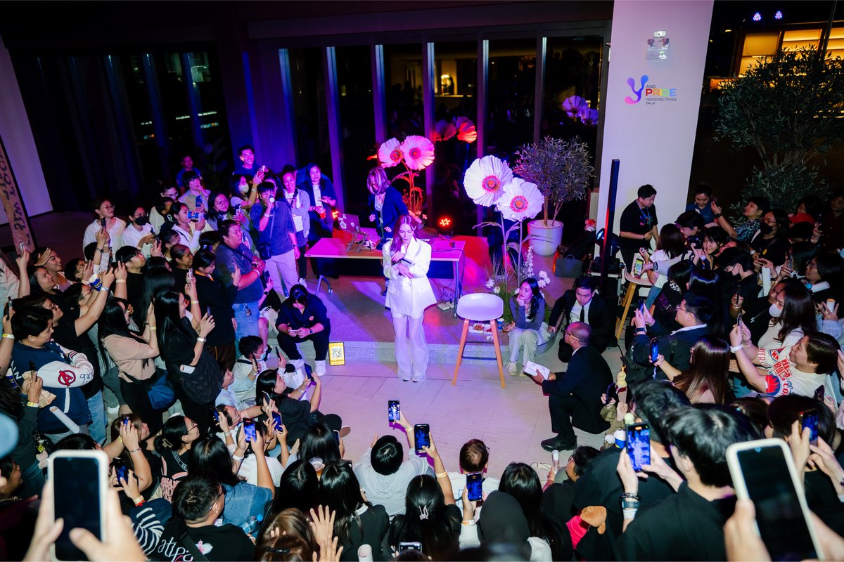 🫂❤️

#yandpridewithcharlotte 
#yandprideperspectivestalk