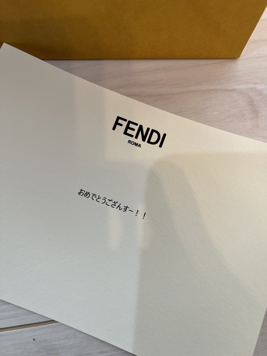 ho_ki2617's tweet photo. 旦那からの誕プレが届いたんだけど…
このカード…FENDIの人が印字したと思うと恥ずかしい… https://t.co/GztVXd4bUy