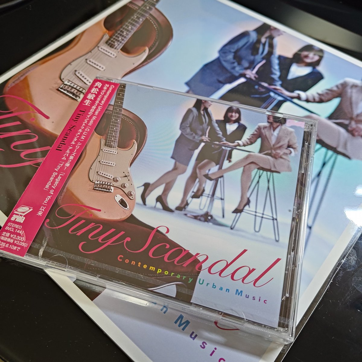 jinsaku55's tweet photo. #角松敏生 さんの久しぶりのインストアルバム「 #Tiny_Scandal 」が宅配で届く、早速パソコンに取り込みスマホにもデーターをコピーしないとなぁ https://t.co/JgthQvgXWx