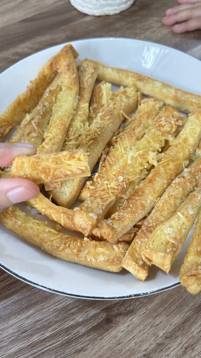 DianTriSulis's tweet photo. One of my fav breakfast..
Roti tawar dikasi butter, gula, keju, terus di air fryer beuhh enakk bgtt.. sepiring ini mana ckupppp https://t.co/r7suvXheU2