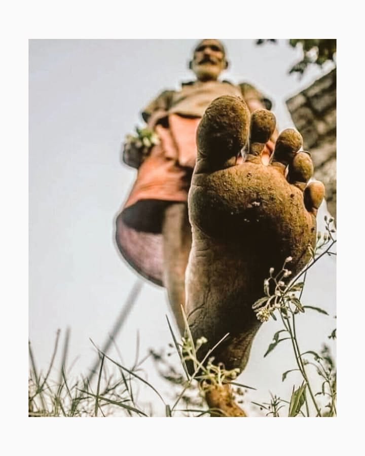 روز پیروں تلے روندتا ہوں
پھر بھی سر پہ، سوار ھے دنیا ...★