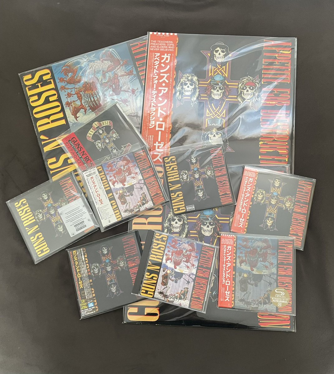 HajimeRocks's tweet image. 今日は休みだ、わーい‼️

コロナビール飲みながら🍺
アペタイトの並べ替えしてます〜😊

どれを棚に飾ろうかなあ〜😊😊😊

楽しいっス👍👍👍

#GunsNRoses
#ガンズアンドローゼズ
#AppetiteForDestruction 
#アペタイトフォーディストラクション