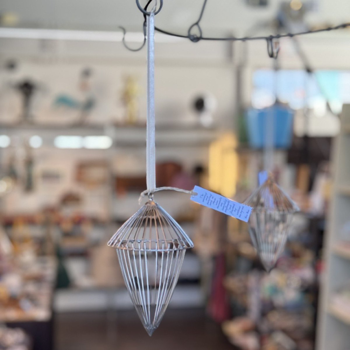 ALTSTYLE_shop's tweet photo. 一つ一つ職人の手で作られた
ワイヤーオーナメント

繊細なワイヤーワークが
クリスマスツリーはもちろん
枝物にも吊るしたり
そのまま置いたりしても飾れるから
空間のアクセントにもなります♪

#wireworks #ハンドメイド #hornplease #ワイヤーオーナメント #エイコーン #interior #オルトスタイル https://t.co/c617sZHQXs