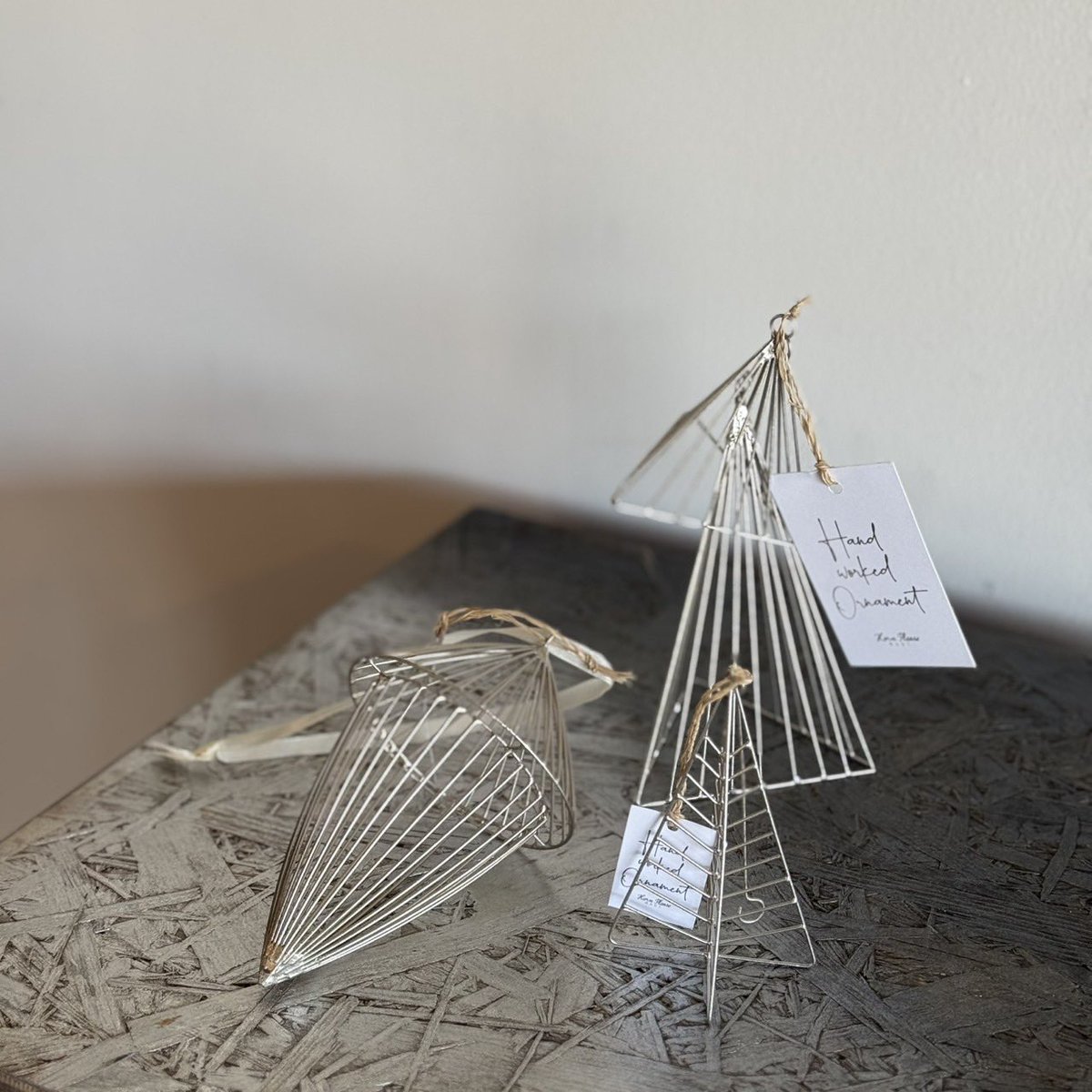ALTSTYLE_shop's tweet photo. 一つ一つ職人の手で作られた
ワイヤーオーナメント

繊細なワイヤーワークが
クリスマスツリーはもちろん
枝物にも吊るしたり
そのまま置いたりしても飾れるから
空間のアクセントにもなります♪

#wireworks #ハンドメイド #hornplease #ワイヤーオーナメント #エイコーン #interior #オルトスタイル https://t.co/c617sZHQXs