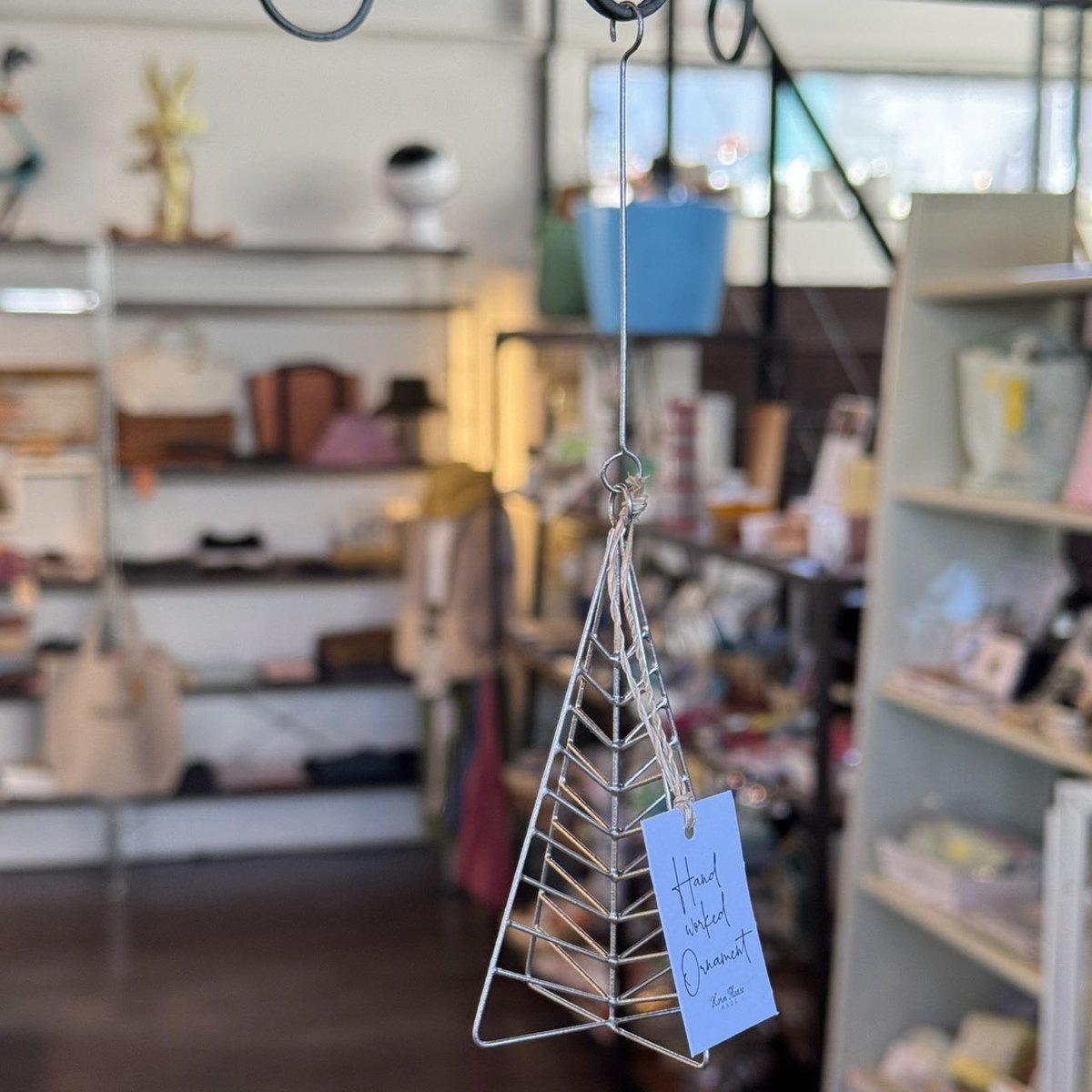 ALTSTYLE_shop's tweet photo. 一つ一つ職人の手で作られた
ワイヤーオーナメント

繊細なワイヤーワークが
クリスマスツリーはもちろん
枝物にも吊るしたり
そのまま置いたりしても飾れるから
空間のアクセントにもなります♪

#wireworks #ハンドメイド #hornplease #ワイヤーオーナメント #エイコーン #interior #オルトスタイル https://t.co/c617sZHQXs
