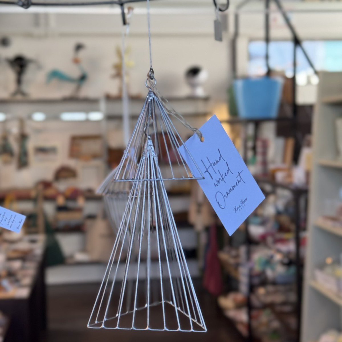 ALTSTYLE_shop's tweet photo. 一つ一つ職人の手で作られた
ワイヤーオーナメント

繊細なワイヤーワークが
クリスマスツリーはもちろん
枝物にも吊るしたり
そのまま置いたりしても飾れるから
空間のアクセントにもなります♪

#wireworks #ハンドメイド #hornplease #ワイヤーオーナメント #エイコーン #interior #オルトスタイル https://t.co/c617sZHQXs