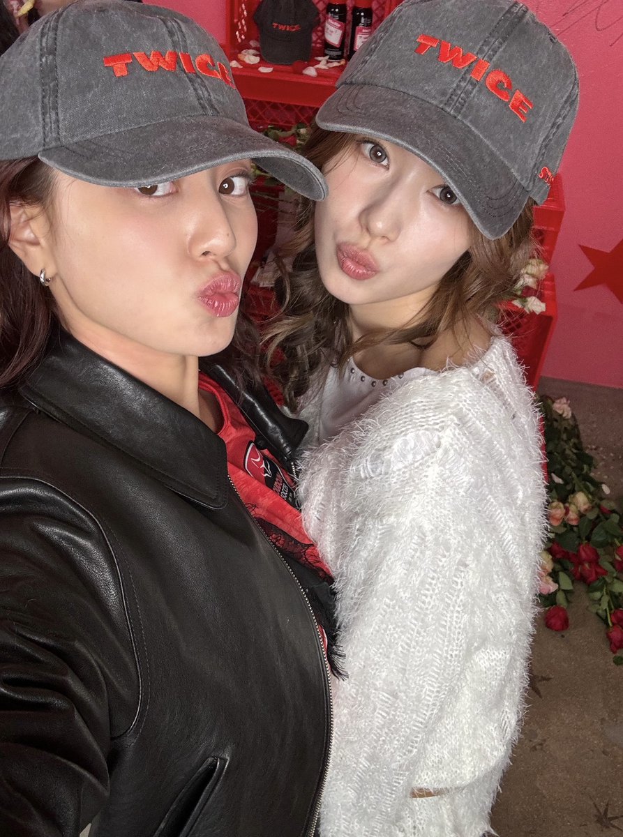 JYPETWICE's tweet image. Have you all had a chance to check out the &apos;STRATEGY HAT,&apos; available through TWICE Square on Roblox? If not, go check it out and let&apos;s be twinsies with JIHYO and SANA!

🧢 twiceshop.com/products/b6s38…
🔗 roblox.com/twice

🎧 STRATEGY
TWICE.lnk.to/STRATEGY

#TWICE #트와이스…