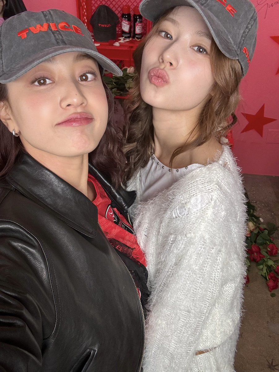 JYPETWICE's tweet image. Have you all had a chance to check out the &apos;STRATEGY HAT,&apos; available through TWICE Square on Roblox? If not, go check it out and let&apos;s be twinsies with JIHYO and SANA!

🧢 twiceshop.com/products/b6s38…
🔗 roblox.com/twice

🎧 STRATEGY
TWICE.lnk.to/STRATEGY

#TWICE #트와이스…