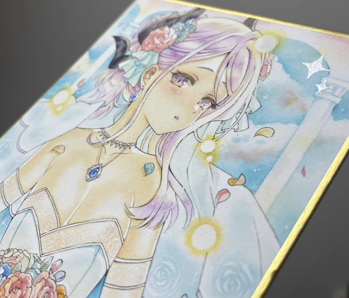 今回も部分的(アクセサリー部分)にラメ絵の具と、銀色絵の具(右上と左下のキラキラマーク)を使っています。 銀色絵の具は箔押しみたいになればいいなと思ったのですが予想より白っぽい色合いでした パールに近い感じかもしれませんです! よろしくお願いします〜
