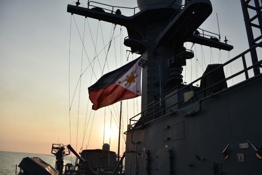AaronMatthew_L's tweet photo. “We are not at war. We don’t need Navy warships.” 

In Nov. 2022, BRP Conrado Yap (PS-30) deployed to monitor foreign vessels in the West Philippine Sea around Scarborough Shoal. The Pohang-class corvette proceeded to challenge a 🇨🇳 054A frigate. Manila was not at war. 

1/3 https://t.co/CIJPtjBGJD