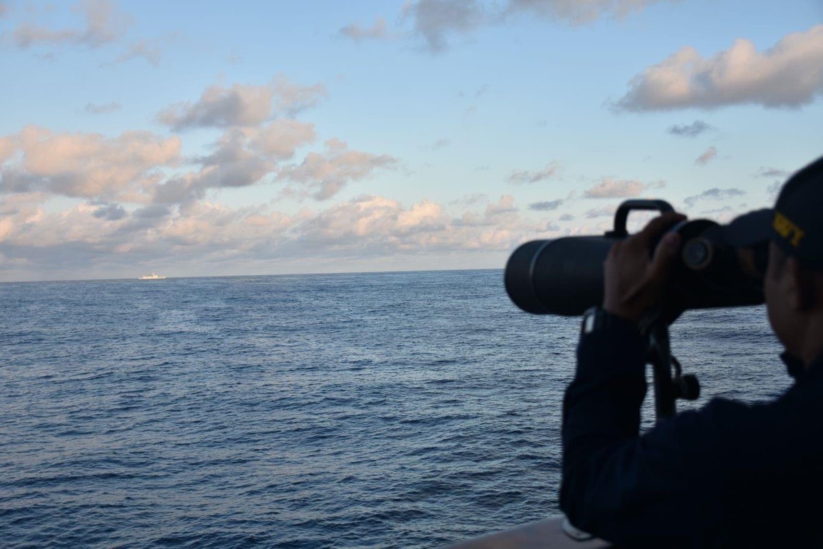 AaronMatthew_L's tweet photo. “We are not at war. We don’t need Navy warships.” 

In Nov. 2022, BRP Conrado Yap (PS-30) deployed to monitor foreign vessels in the West Philippine Sea around Scarborough Shoal. The Pohang-class corvette proceeded to challenge a 🇨🇳 054A frigate. Manila was not at war. 

1/3 https://t.co/CIJPtjBGJD