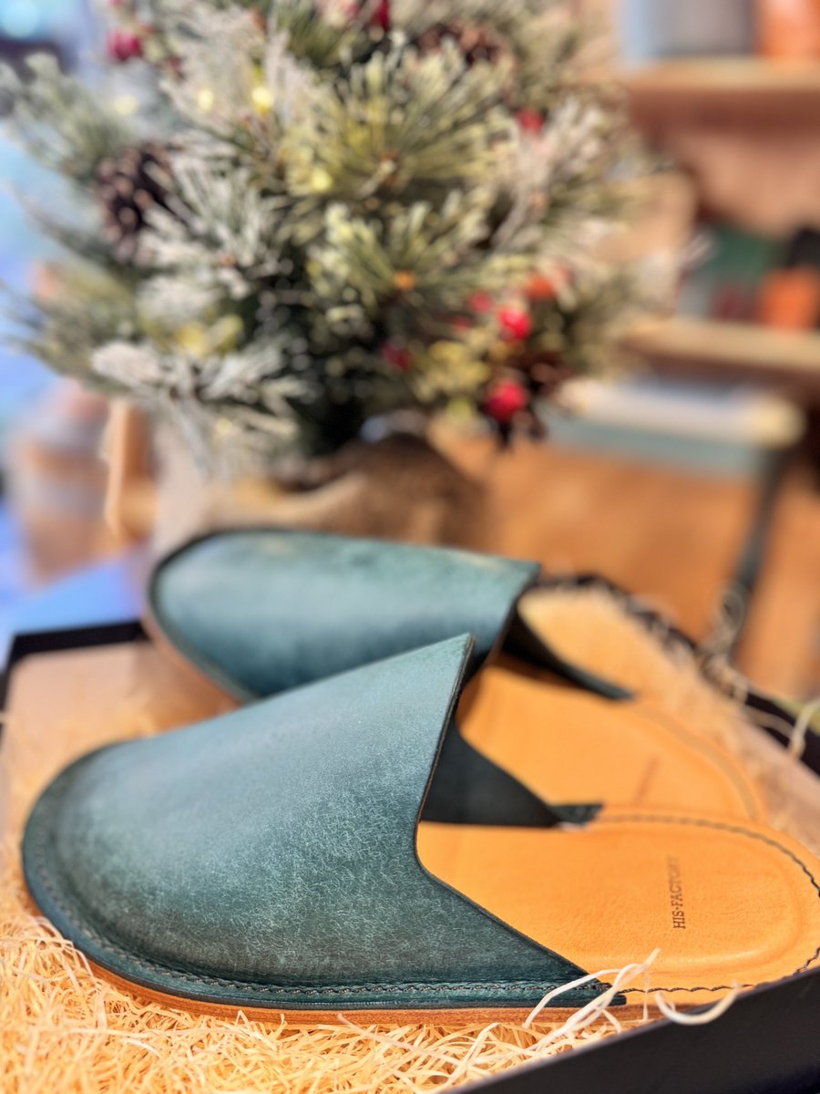 hisfactory's tweet photo. プエブロ&amp;ナッパ&amp;ブッテーロ（床）のスリッパがリリースしました🎄

【オンラインストア】
https://t.co/4bvXKWS3gG

#プエブロ #ナッパ #ブッテーロ #スリッパ イタリア植物タンニンなめし革 #レザースリッパ #hisfactory https://t.co/RvFb1fLTke