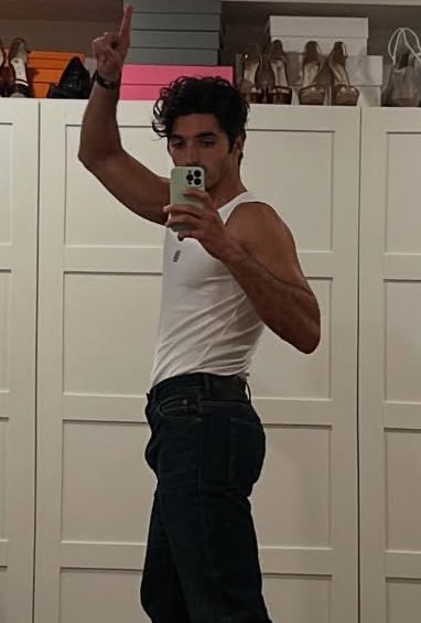 AugustBee87's tweet photo. Like, what, Sir! It's almost 3 hours that i have been up & I'm still being insufferable, gawking at you... you've no right to render us useless like this! #TaylorZakharPerez #noviembredump #rendereduseless ๐คฏ๐ฅ๐คค https://t.co/ZHpAeQsj6q