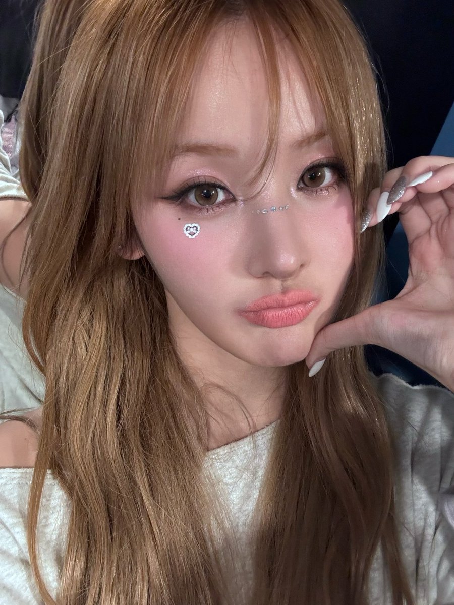b2lluve's tweet photo. 우리 혜원이가 셀카 천재라니……… 😇 https://t.co/HiVdQixsSX