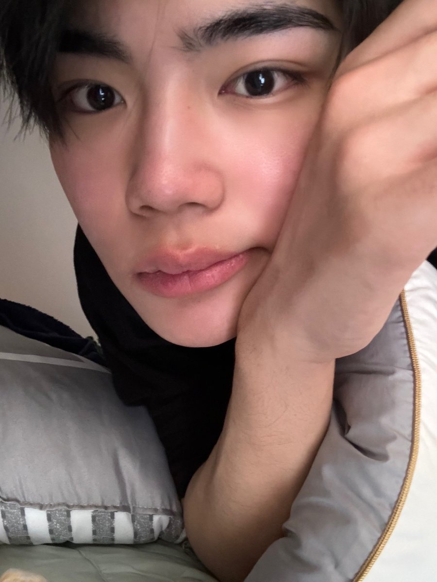 wookietexts's tweet photo. 241210 🧸💬 13:07 kst

_📸
“i just woke up”
“when i go to sleep and wake up my upper lip is swollen”
“i don’t know why ㅋㅋㅋㅋㅋㅋ” https://t.co/UoGR47Ocwl