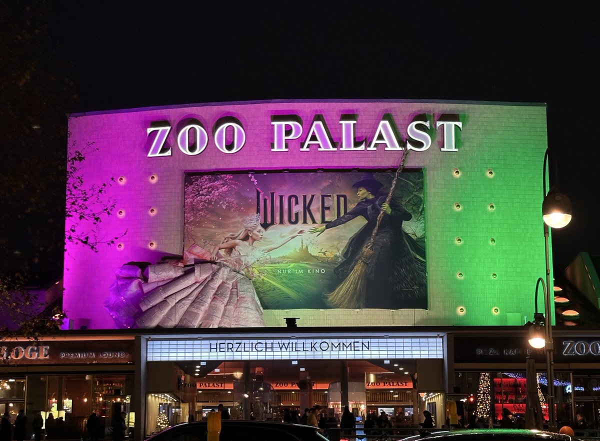 achanjp19's tweet photo. Wickedのドレスが3Dで綺麗だった #ウィキッド #ZooPalast https://t.co/gDff8eG5uT
