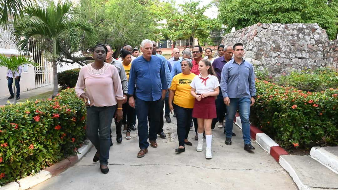 RamnMonte1's tweet photo. Por las provincias de Guántanamo y #SantiagodeCuba continuaron los recorridos que realiza sistemáticamente por el país el 1er Secretario del CC @PartidoPCC @DiazCanelB acompañado por @DrRobertoMOjeda, chequeando en el terreno importantes obras económicas y sociales. #UnidosXCuba https://t.co/rK44d3C3Pw