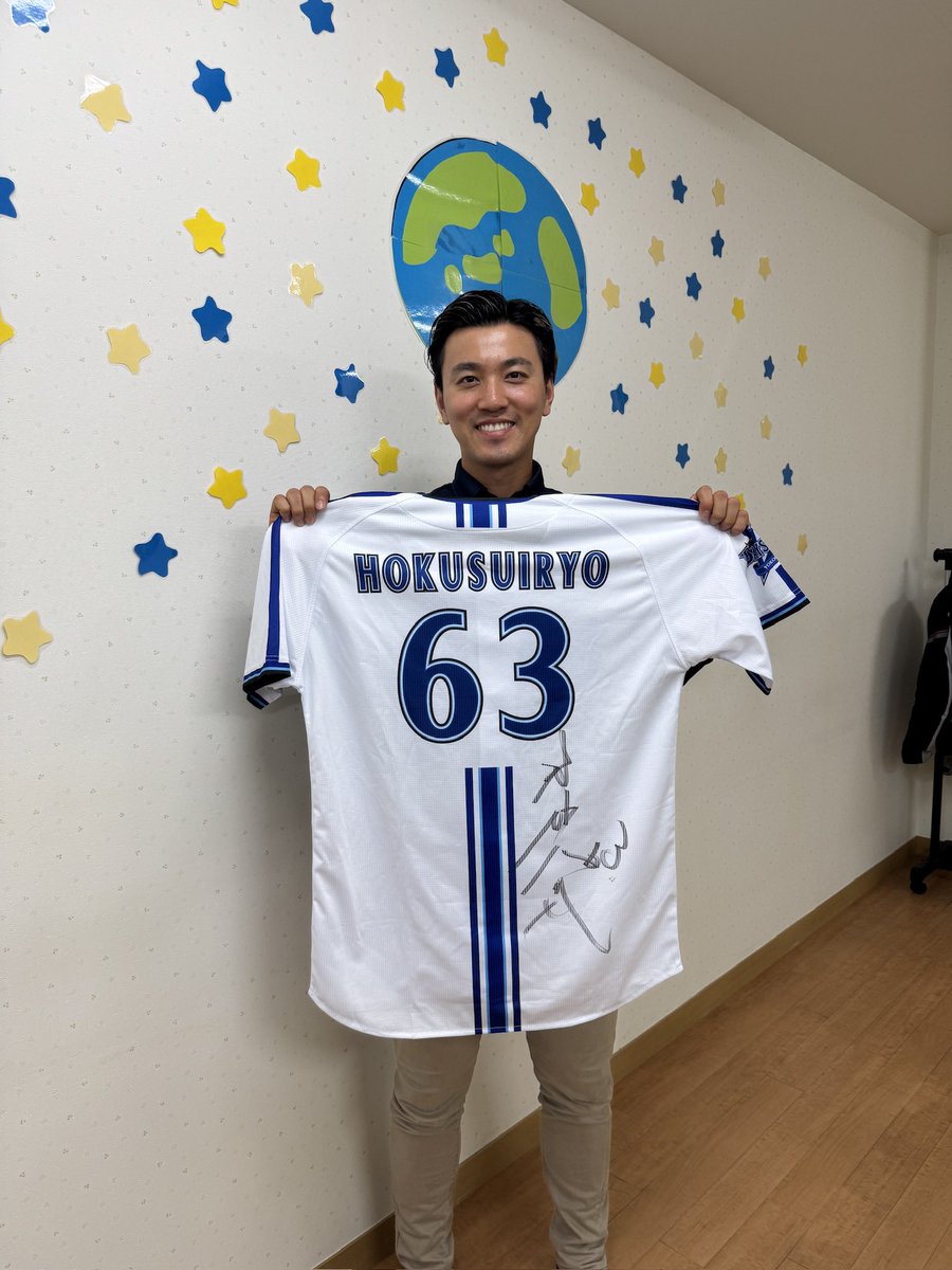 hokusuiryo's tweet photo. 北翠寮です☺️

実は、先日 弊社代表が親交のある横浜DeNAベイスターズの関根大気選手  @toho8taiki から北翠寮宛にサイン入りのユニフォームを頂いてきました〜🙌
なんと、このユニフォームはオーダーで作ったユニフォームで名前にHOKUSUIRYOと書いてあります😆

そこに関根選手のサイン、、、控えめに言って最高です😆
もちろん番号は６３です👏

先月遠征でご利用頂いた野球部のみなさんも食い入るように見てました🤣

将来は関根選手のような素晴らしい野球選手になってくれる事を願ってます⭐️

関根選手のメキシコでのご活躍もスタッフ一同全力で応援してます🇲🇽

ご宿泊・宴会など、北翠寮へご相談ください🙆‍♂️
お電話＆DMでお気軽に✨
📞011-231-3990

皆さまのお越しを心よりお待ちしております🤲

#桑園駅 まで徒歩５分
#札幌駅 まで徒歩15分

#札幌忘年会 

#団体様大歓迎 
#部活動の合宿 #貸切 対応しています
#遠征 #大会
#桑園

#北海道 #北海道旅行
#hokkaido #hokkaidotrip
#札幌 #札幌旅行 #札幌ゲストハウス
#sapporo #sapporotrip #sapporoguesthouse

#関根大気　選手がんばれー！！！！！
#関根選手
#ヤキス
#ベイスターズ
#横浜denaベイスターズ