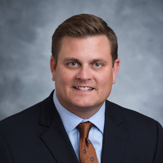 DrewPavlou's tweet image. Brian Thompson pulled himself up from nothing - just a normal guy from a working class family in a rural area to CEO of America's largest healthcare provider.

Only to be executed by some rich kid whose grandad owned golf courses and a radio station. 

I stand with Brian Thompson