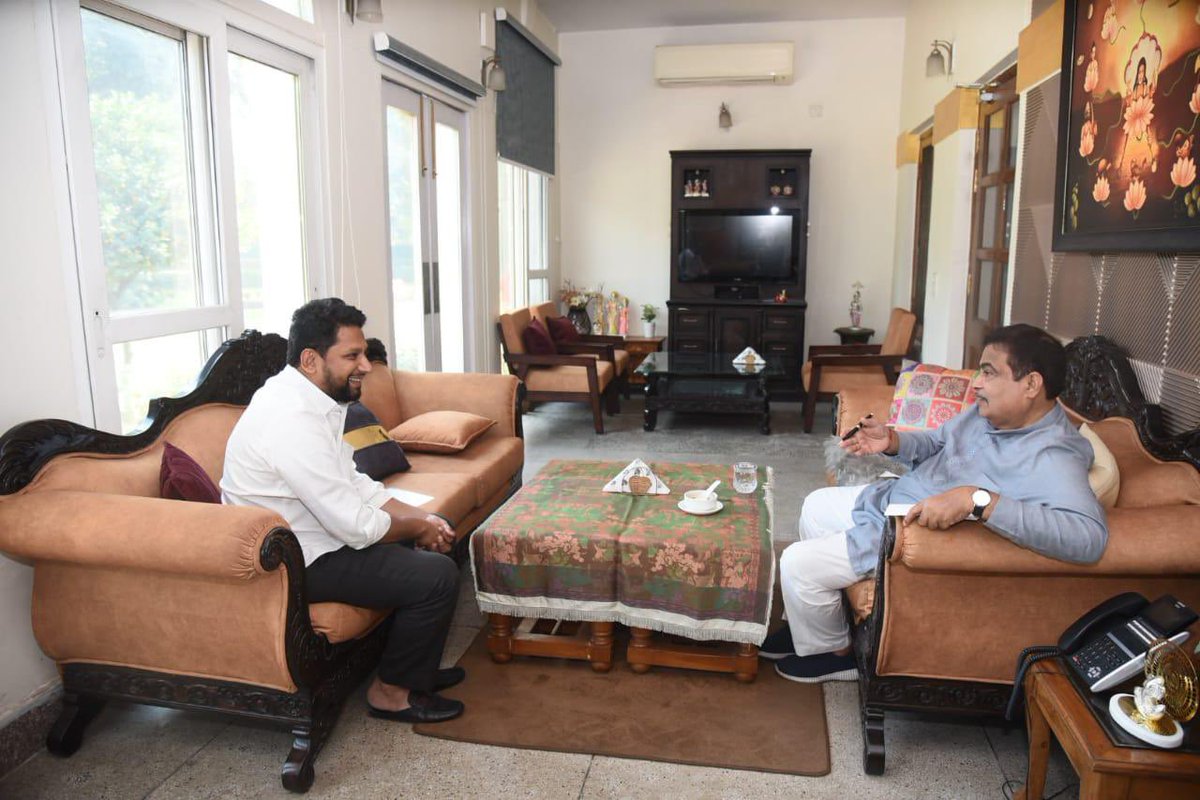 केंद्रीय रस्ते विकास मंत्री मा.श्री.<a href="/nitin_gadkari/">Nitin Gadkari</a> साहेब यांची दिल्ली येथे भेट घेऊन नगर मनमाड रोड बाबत चर्चा केली.

याच महिन्यात नवीन टेंडर प्रक्रिया पूर्ण करून लवकरच रस्त्याचे काम पुन्हा सुरू करण्याचे आश्वासन यावेळी साहेबांनी दिले.