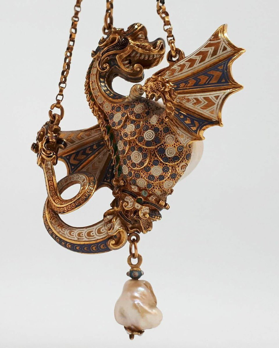 TudorAge1973's tweet photo. #TudorTuesday
Winged Dragon Pendant
1500-1600
Possibly Spanish
Baroque pearl & enamelled gold; The dragon’s mouth is open & its wings outstretched.
In the collection of the Louvre Museum.
#Pendant #Dragon #WingedDragon #Pearl #EnamelledGold #Jewellery #European #History https://t.co/PzwHYkvOED