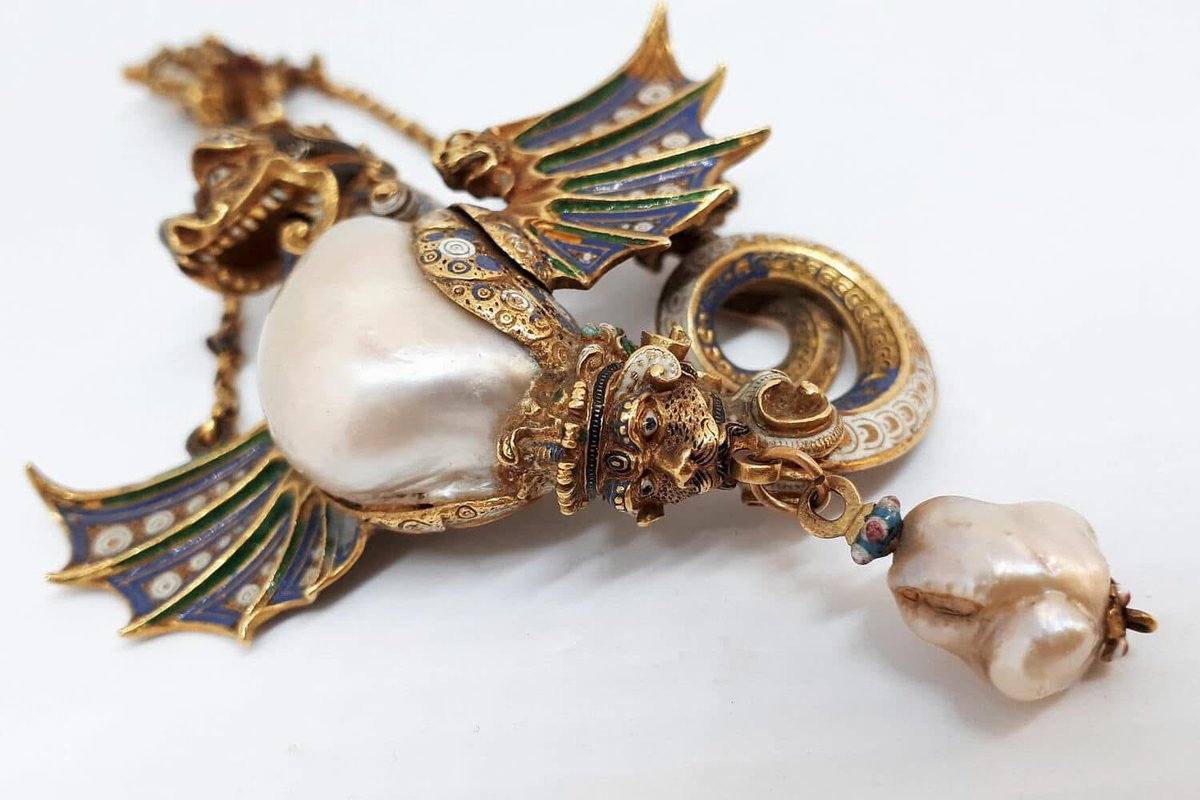 TudorAge1973's tweet photo. #TudorTuesday
Winged Dragon Pendant
1500-1600
Possibly Spanish
Baroque pearl & enamelled gold; The dragon’s mouth is open & its wings outstretched.
In the collection of the Louvre Museum.
#Pendant #Dragon #WingedDragon #Pearl #EnamelledGold #Jewellery #European #History https://t.co/PzwHYkvOED