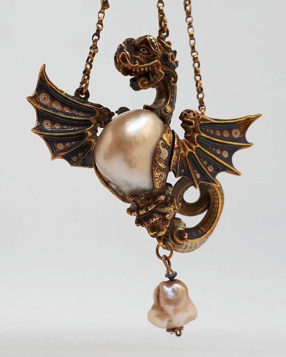 TudorAge1973's tweet photo. #TudorTuesday
Winged Dragon Pendant
1500-1600
Possibly Spanish
Baroque pearl & enamelled gold; The dragon’s mouth is open & its wings outstretched.
In the collection of the Louvre Museum.
#Pendant #Dragon #WingedDragon #Pearl #EnamelledGold #Jewellery #European #History https://t.co/PzwHYkvOED