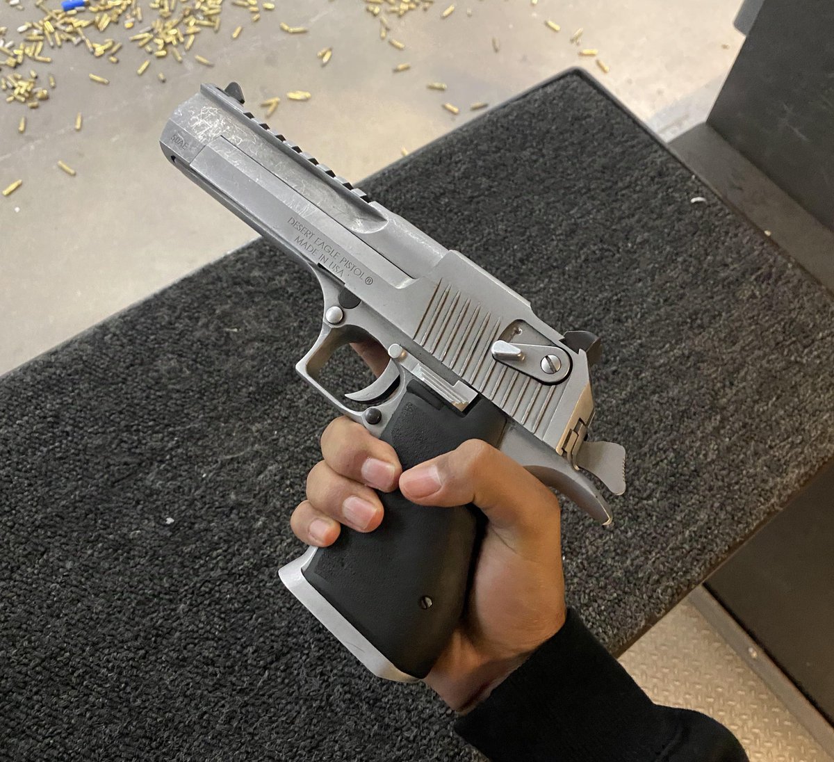 RWWReborn's tweet photo. Kalian harus paham kalau Desert Eagle itu bukan pistol praktikal yang ideal dibawa tugas (berperang, patroli) dan hanya murni untuk "rekreasi" saja. Bobotnya ±2 kg, dimensi untuk tangan hulk, recoil untuk cedera di pergelangan tangan, dan harganya yang bisa ±40 juta Rupiah di AS. https://t.co/6kUTqLLC4C