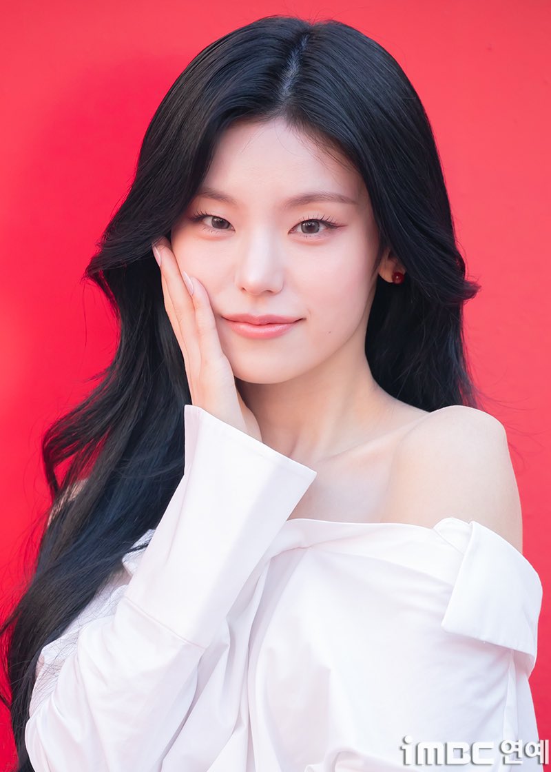 viraltakes's tweet photo. Yeji of ITZY looks breathtaking at TIRTIR’s Pop-up Store Event. https://t.co/CmqYU69dyk
