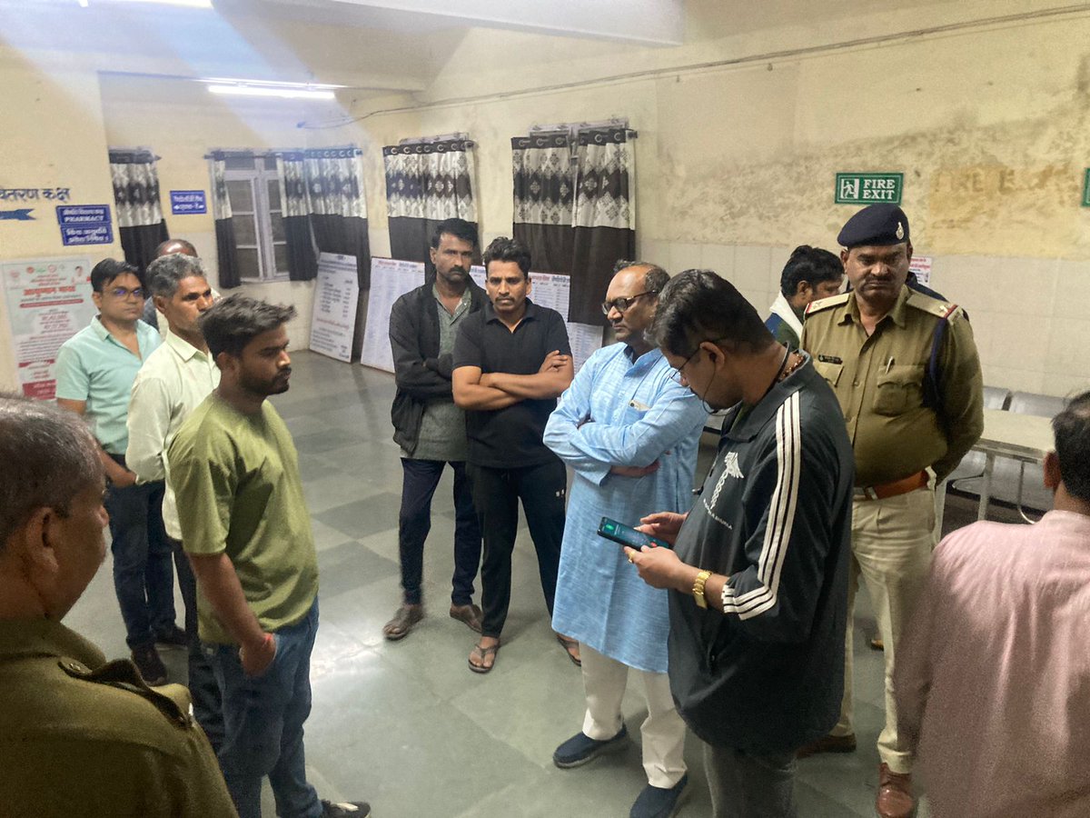 VijayRevnath's tweet photo. क्या शराब माफ़िया के ख़िलाफ़ आवाज़ उठाना पाप है?
वाघोडा निवासी जनपद सदस्य श्री जनार्दन टापरे जी पर आज एक व्यक्ति द्वारा कुल्हाड़ी से प्राणघातक हमला किया। 

एक माह पूर्व श्री टापरे जी तथा गाँव की सैकड़ों महिलाओं में अवैध शराब बेचने वालों के ख़िलाफ़ पुलिस थाने में ज्ञापन दिया था। 

स्कूल के पास अवैध शराब बेची जा रही थी, पुलिस ने अवैध शराब बेचने वाले को हवालात में बंद भी किया था, शराब माफ़िया लंबे समय से श्री टापरे को निशाना बनाने का इंतज़ार कर रहा था। 

जिसे आज शराब माफ़िया द्वारा धारधार हथियार से  शरीर के पाँच सात हिस्से पर प्राणघातक हमला किया।हमारा #सौसर शांतिप्रिय टापू के नाम से जाना जाता रहा है परंतु, आज माफ़िया के आतंक से क्षेत्र में इस प्रकार की घटनाएँ हो रही है, गुंडों को पुलिस का भी डर नहीं है, मैं इस घटना की कड़ी निंदा करता हूँ।

पुलिस प्रशासन आरोपी को तत्काल गिरफ़्तार कर जेल भेजे अन्यथा क्षेत्रवासियों को उग्र आंदोलन करने हेतु मजबूर होना पड़ेगा।

मैं हनुमान जी महाराज से प्रार्थना करता हूँ कि श्री जनार्धन टापरे जी जल्द स्वस्थ हो।

@OfficeOfKNath @NakulKNath @jitupatwari @UmangSinghar @DrMohanYadav51 @INCMP