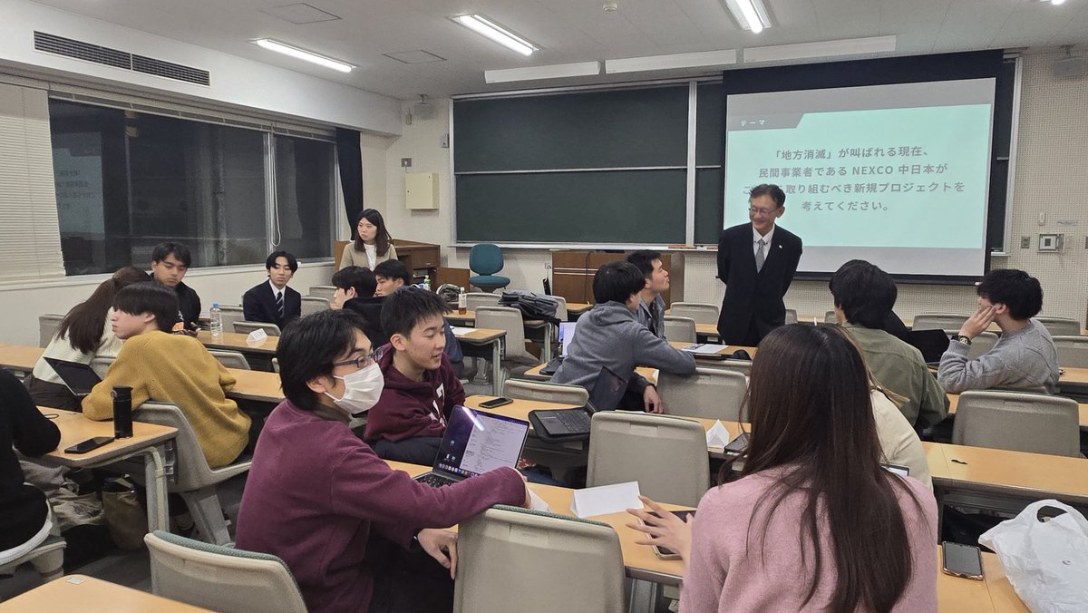 ut_local_cons's tweet photo. 🌟地域ミライ共創ゼミ   第9回🌟
第9回は、NEXCO中日本から小島 様、浅井様にお越し頂きました！
インフラ企業の民営化、NEXCOと地域共創のお話など、ここでしか聞けないお話がたくさん！！🚗🚕
交通の知識が非常に増え、凄くタメになる回でした😲😲
小島様、浅井様ありがとうございました！ https://t.co/vv6Xd5XgET