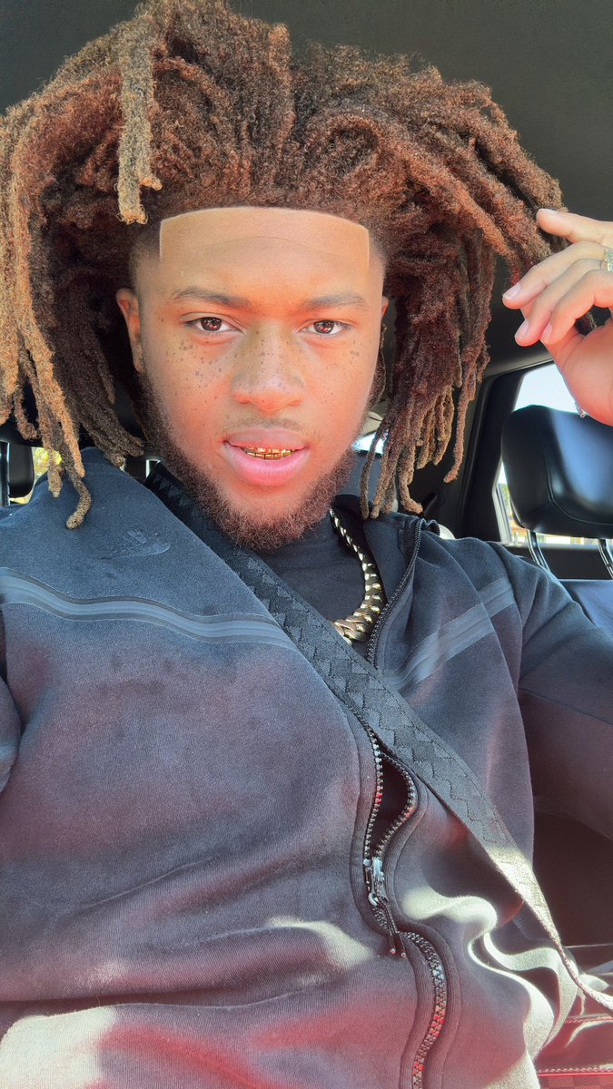 RecklessDonn's tweet photo. 2024 comin to a end🫠but what yall want fa christmas? https://t.co/sd205wCg8t