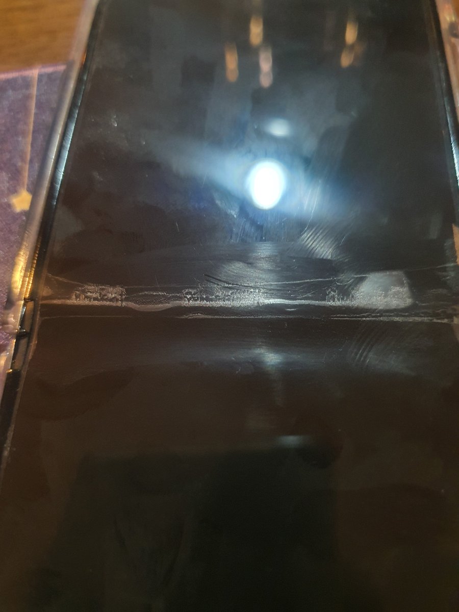 hezmxg's tweet photo. @SamsungMexico ¿Cómo es posible que las pantallas de #galaxy z flip no tienen garantía? Al menos eso nos dijeron en 2 de las tiendas Samsung, por cierto, con pésima actitud.  Terrible decisión de compra. https://t.co/c2Bi2RZUZJ