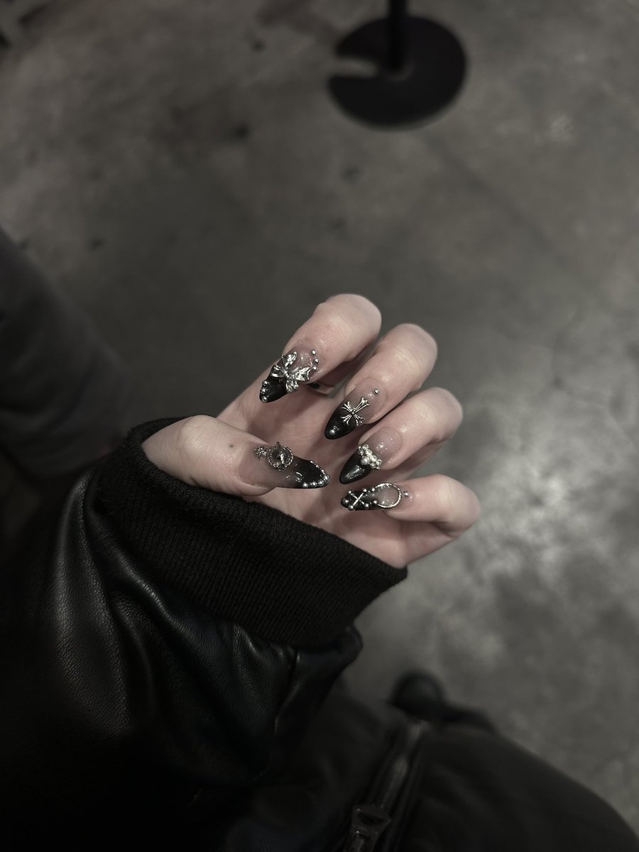 neliwar's tweet photo. me metí en un salón de uñas sólo para pintármelas pero como no me entendía con la japonesa le acabé diciendo “whatever you want” me miró de arriba a abajo y salí CON ESTO (fantasía) https://t.co/wKtC5LmOgS