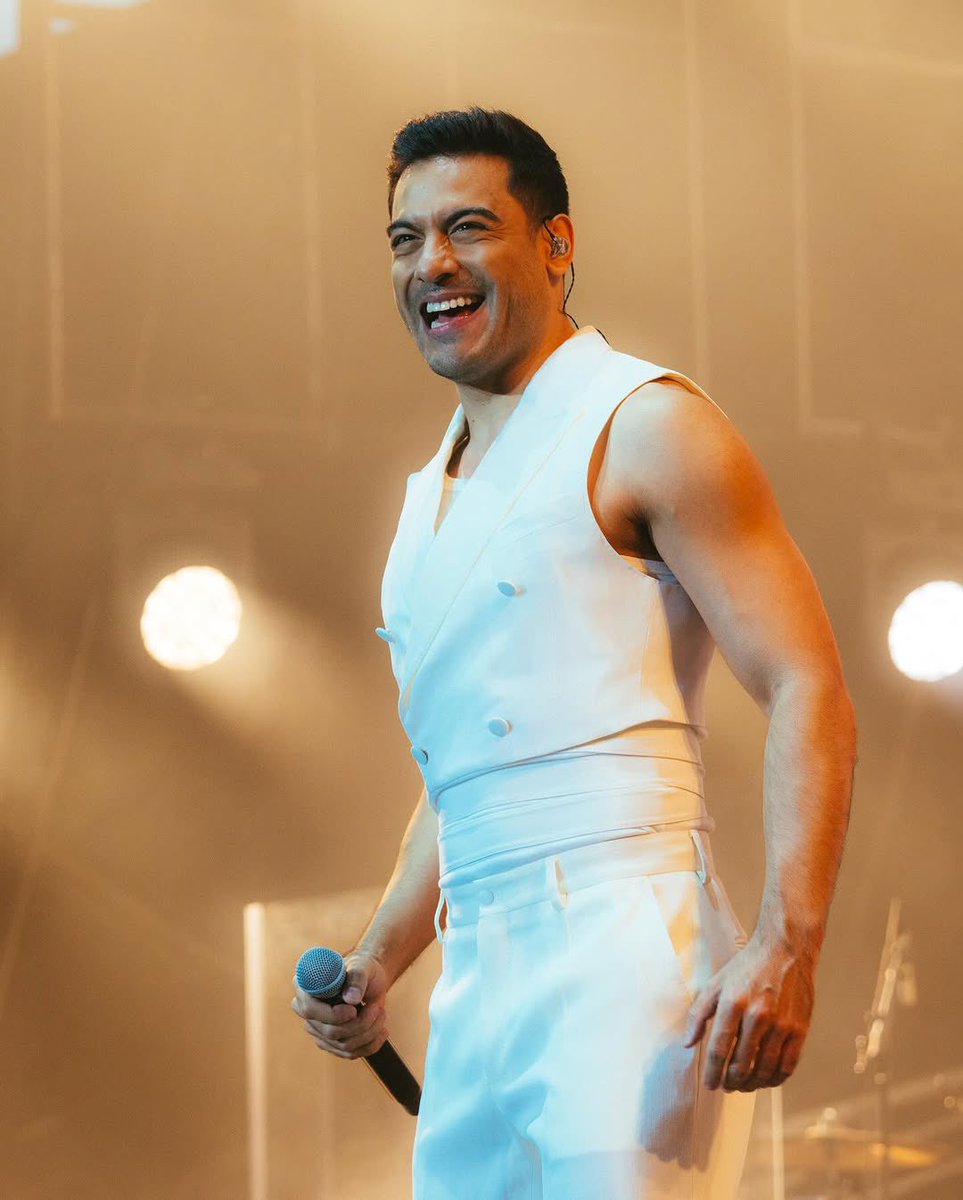 ClubSoloTu's tweet photo. Lo que estamos viviendo con @carlosrivera es único. 🌹✨ Estas imágenes capturan toda la emoción de sus fans. 🎶

📷: @frafractal

#BizarroLiveCL #BizarroLive #BizarroCL #CarlosRivera
@_CarlosRivera @mikenoriega @WestWoodEntt @sonymusicmexico https://t.co/SU4HRj1Yyo