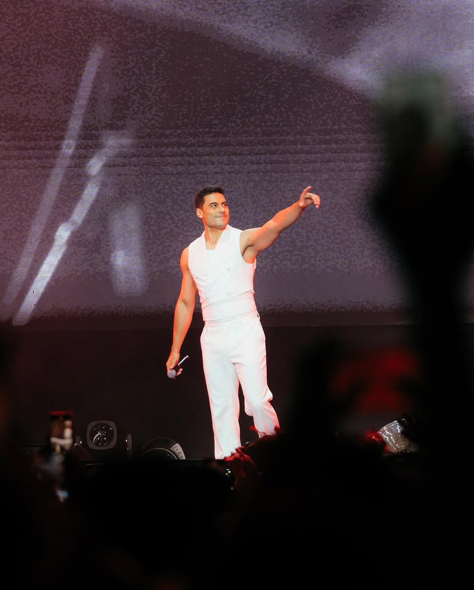 ClubSoloTu's tweet photo. Lo que estamos viviendo con @carlosrivera es único. 🌹✨ Estas imágenes capturan toda la emoción de sus fans. 🎶

📷: @frafractal

#BizarroLiveCL #BizarroLive #BizarroCL #CarlosRivera
@_CarlosRivera @mikenoriega @WestWoodEntt @sonymusicmexico https://t.co/SU4HRj1Yyo