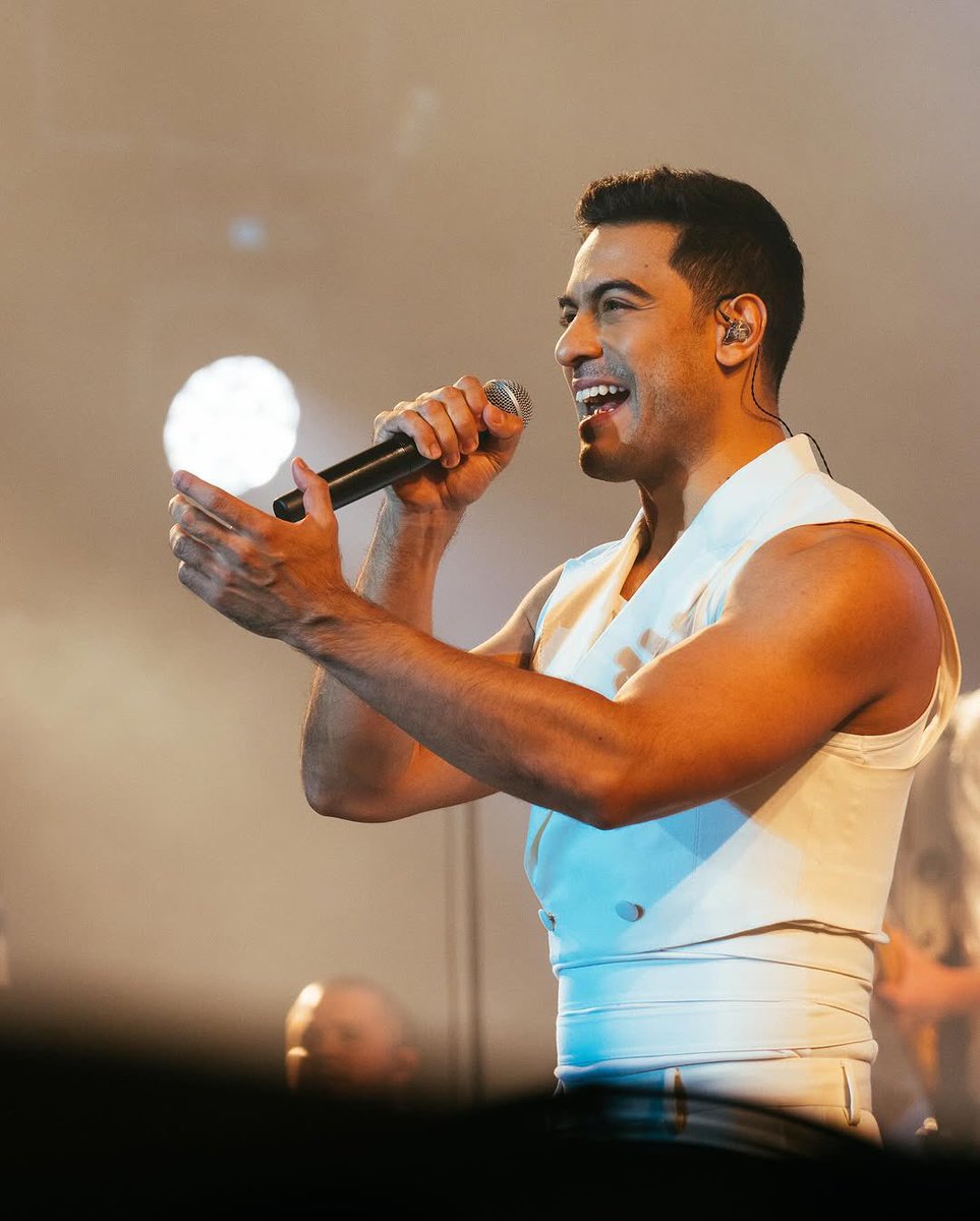 ClubSoloTu's tweet photo. Lo que estamos viviendo con @carlosrivera es único. 🌹✨ Estas imágenes capturan toda la emoción de sus fans. 🎶

📷: @frafractal

#BizarroLiveCL #BizarroLive #BizarroCL #CarlosRivera
@_CarlosRivera @mikenoriega @WestWoodEntt @sonymusicmexico https://t.co/SU4HRj1Yyo