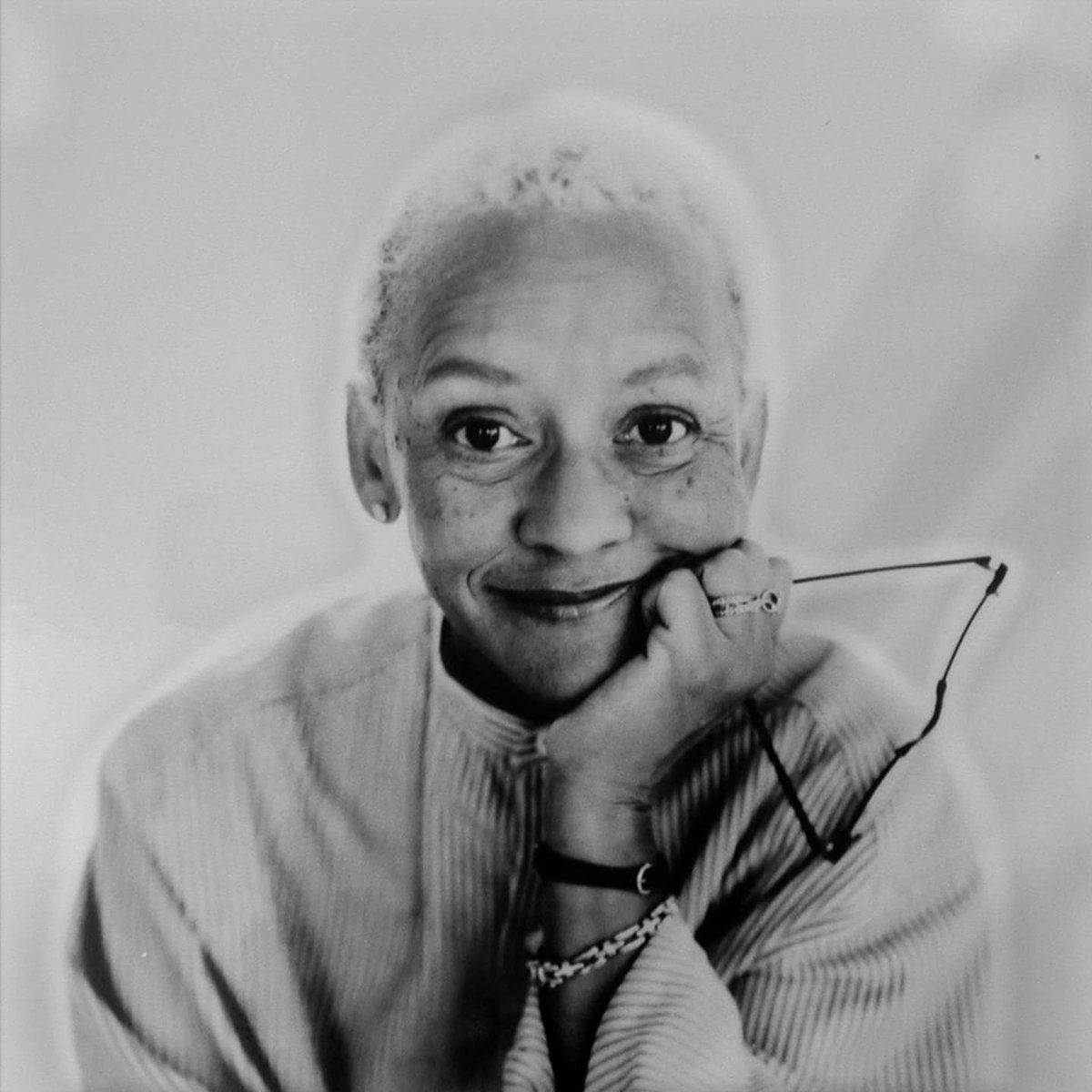 FaniaMakaya's tweet photo. 🕊🥀🖤 Aujourd'hui la peote, intellectuell Nikki Giovanni (1943-2024) est décédée. Incontournable de la pensée féministe Noire contemporaines, Son travail presque pas traduit en français est d'une richesse immense.
Rest and Rise in Power Mrs Giovanni. https://t.co/mAAJJGIzCE