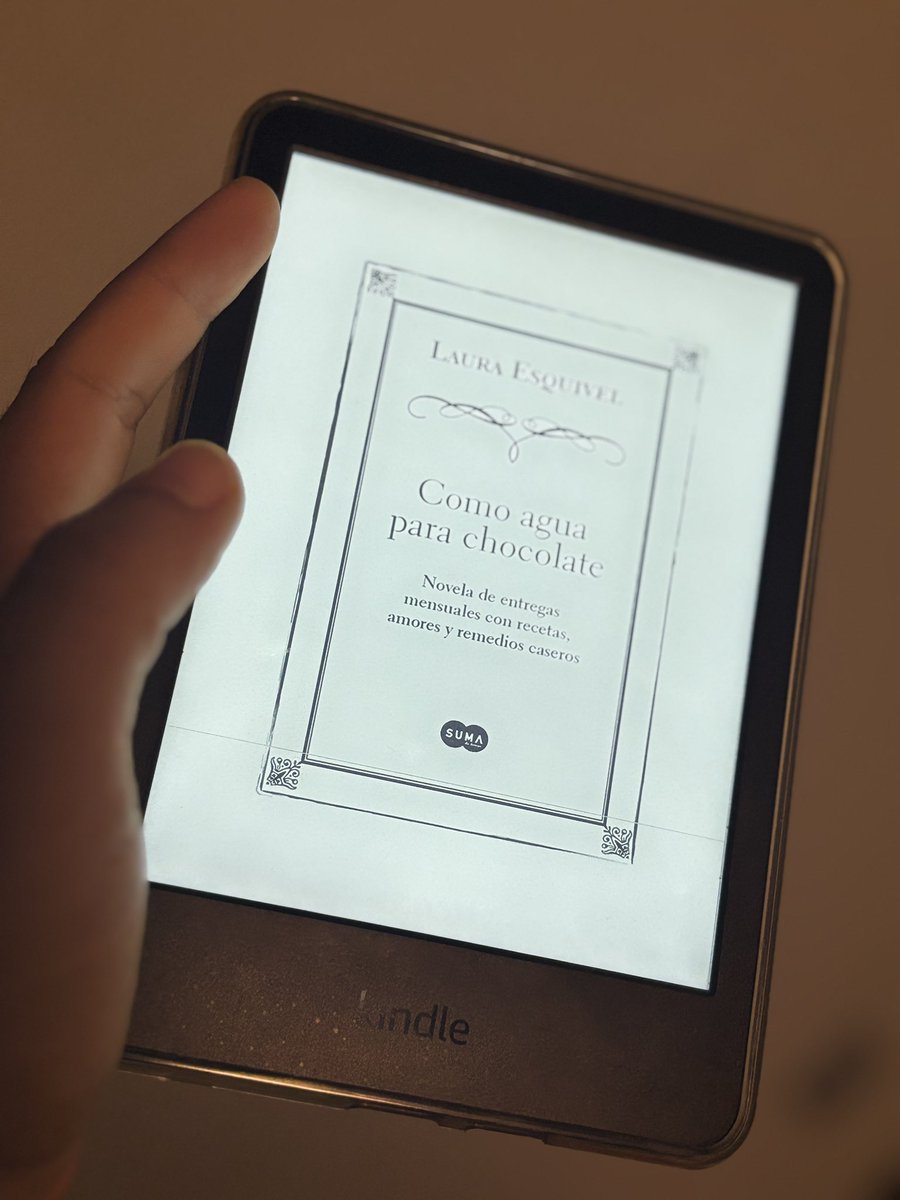 sky_lupi's tweet photo. Me subí al tren del mame y no sé, hubo partes que me gustaron pero hubo otras que simplemente me aburrieron por la cursilería. En fin, este no es mi tipo de lectura pero fue una experiencia recorrer caminos revolucionarios y de casi emancipación femenina a través de la comida. https://t.co/SRMAutyqvj