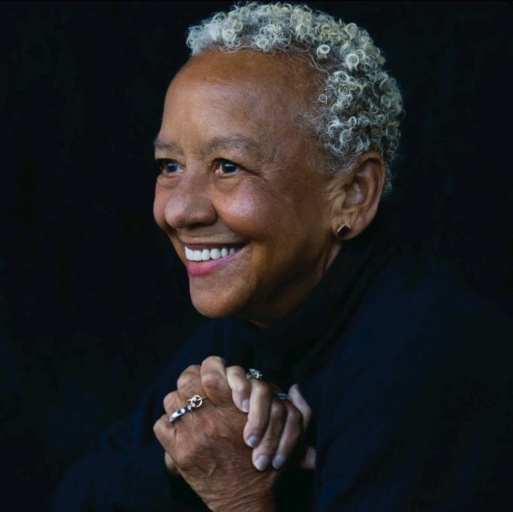 rsoetan's tweet photo. We walked around 3 long corridors at Voice of America, Nikki Giovanni and I. This rare opportunity gave me a moment in time with her, to chat about how her literature changed me as a teen, how it made me write more, and how it covered me, like a cloak.  Shine on, Giovanni. ⭐️💔 https://t.co/wqAtsJNSgA