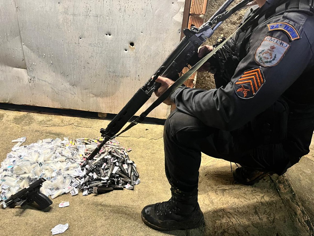 NotciasRio1's tweet image. Dois criminosos foram presos em flagrante por nossos policiais do #24BPM, nesta segunda-feira, durante ação realizada no bairro Nova Cidade, em #Queimados. Com eles, uma #pistola 9 mm e drogas foram apreendidas.
