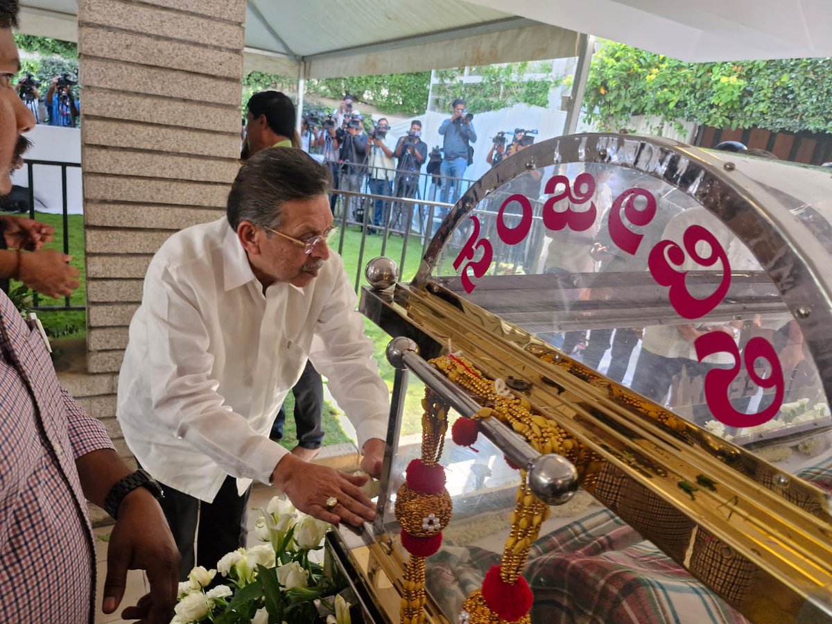 ರಾಜ್ಯದ ಮಾಜಿ ಮುಖ್ಯಮಂತ್ರಿ, ಮಾಜಿ ಕೇಂದ್ರ ವಿದೇಶಾಂಗ ಸಚಿವರು, ಹಿರಿಯ ರಾಜಕಾರಣಿ ಎಸ್.ಎಂ.ಕೃಷ್ಣ ವಿಧಿವಶರಾಗಿರುವ ಸುದ್ಧಿ ತಿಳಿದು, ಇಂದು ಬೆಂಗಳೂರಿನ ಸದಾಶಿವನಗರದಲ್ಲಿರುವ ಅವರ ನಿವಾಸಕ್ಕೆ ಭೇಟಿ ನೀಡಿ ಶೃದ್ದಾಂಜಲಿ ಅರ್ಪಿಸಿ ಸಂತಾಪ ಸೂಚಿಸಿದೆನು.
#Rip #SMKrishna